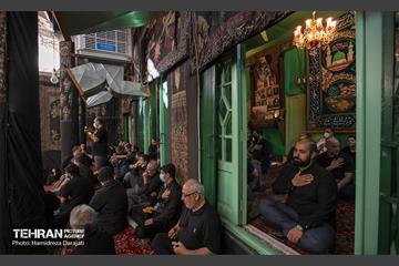 لوی منبر و تمام صحن تکیه سادات اخوی زنان حضور داشتند و مردان در ایوان‌های دو طرف تکیه مستقر شده بودند بنابراین جمعیت زنان حاضر چند برابر مردان حاضر در تکیه بود.