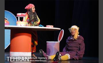 نمایش پاهای خانم هزارپا‎ 18