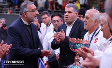 مراسم اهدای کاپ قهرمانی تیم‌های برتر کشتی آزاد توسط شهردار تهران و وزیر ورزش 34