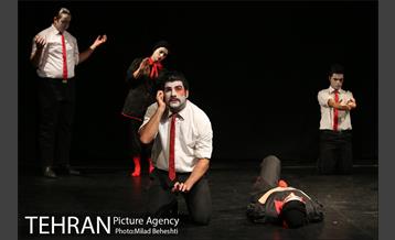 نمایش ماجرای عجیب سگی در شب‎ 8