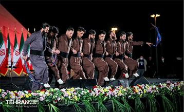 مدال افتخار انقلاب بر گردن برج آزادی 8