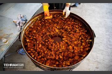 طبخ غذای نذری عتبه علوی برای آسیب دیدگان جنگ رمضان
