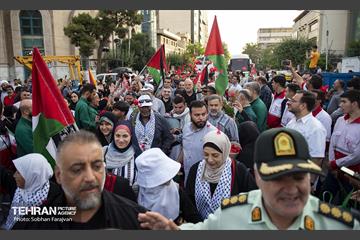 استقبال از خانواده شهدای غزه در میدان فلسطین تهران 31