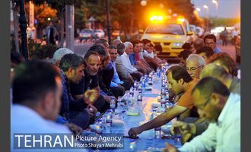 افطاری ساده در پایانه تاکسیرانی صادقیه 12