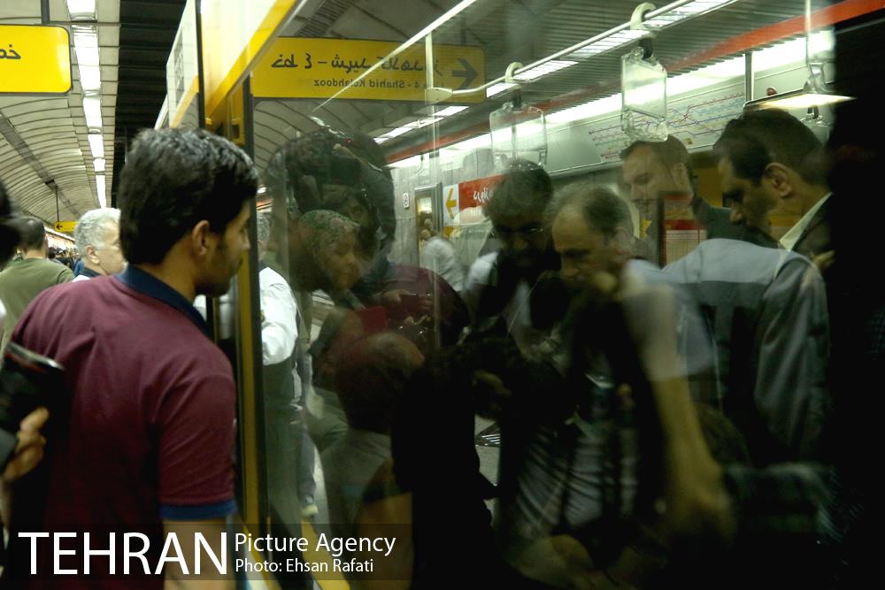 مترو سواری شهردار تهران به مناسبت روز جهانی بدون خودرو 23