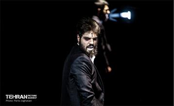 نمایش «تن‌ها» 2