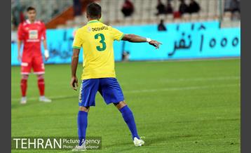 دیدار تیم‌های فوتبال پرسپولیس - صنعت نفت آبادان 24