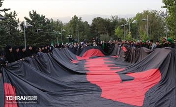 اهتزاز پرچم عزای حسینی بر فراز برج پرچم ایران 14