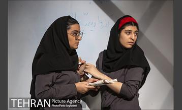 نمایش «است» 17