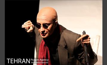 نمایش همه چیز می گذرد، تو نمی گذری‎ 3