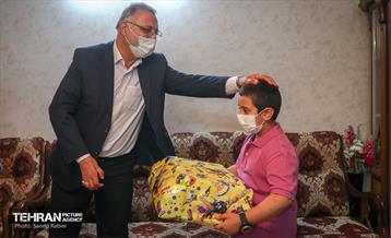 حضور شهردار تهران در منزل آتش نشان شهید مرتضی حیدری 5