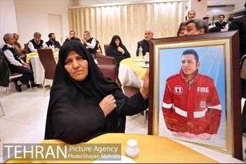 تجلیل از خانواده شهدای آتش‌نشان حادثه پلاسکو با حضور شهردار تهران 11