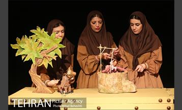 نمایش ماه پیشونی‎ 17