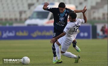 دیدار تیم‌های فوتبال پیکان و استقلال 17