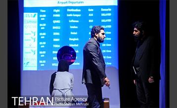 نمایش "او فقط خسته بود" 17