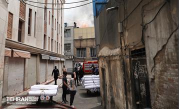 آتش‌سوزی انبار چسب در بازار تهران 49