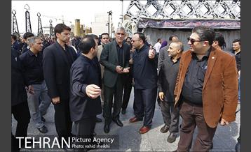 حضور شهردار برای اقامه نماز ظهر عاشورا در میدان امام حسین (ع) 1