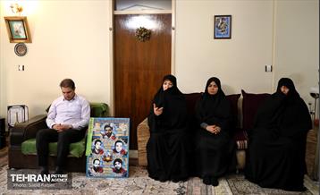 حضور شهردار تهران در منزل شهیدان الله کرمی 14