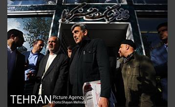 کتابگردی پیروز حناچی سرپرست شهرداری تهران در روز کتاب 44