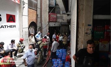 آتش‌سوزی انبار چسب در بازار تهران 10