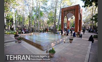 رویش گل های لاله در باغ ایرانی 23