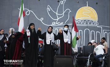 استقبال از خانواده شهدای غزه در میدان فلسطین تهران 1