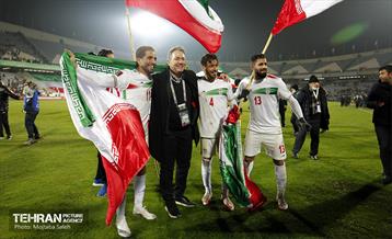 جشن و شادی بازیکنان و کادر فنی تیم ملی ایران پس از صعود به جام جهانی 2022