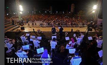 اجرای خیابانی محمد معتمدی و ارکستر سازهای ملی ایران در بوستان آب و آتش 4