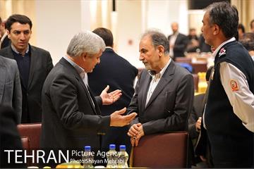 تجلیل از خانواده شهدای آتش‌نشان حادثه پلاسکو با حضور شهردار تهران 13