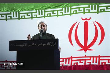 آیین بدرقه زائر اولی‌ها به‌ سوی عتبات عالیات در میدان انقلاب 48