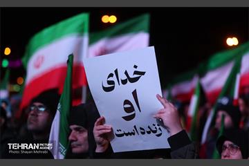 عزاداری مردم در پی شهادت رهبر انقلاب اسلامی در میدان انقلاب 20