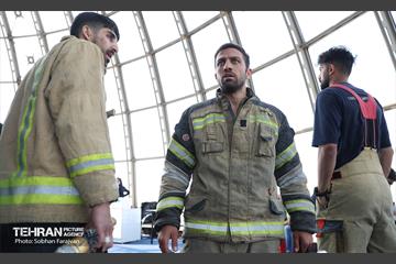 مسابقه پله‌نوردی آتش‌نشانان در برج میلاد 28