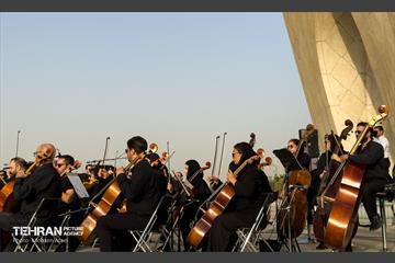 اجرای ارکستر سمفونیک تهران در میدان آزادی 35