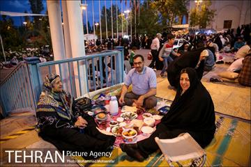 افطاری ساده در حاشیه نمایشگاه قرآن 19