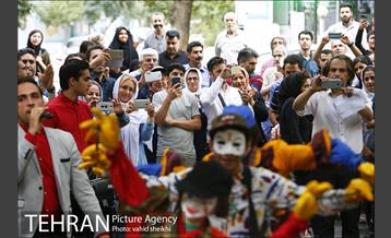 گذر فرهنگی هنری پنجشنبه های بلوار کشاورز 22