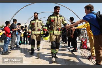 مسابقه پله‌نوردی آتش‌نشانان در برج میلاد 53