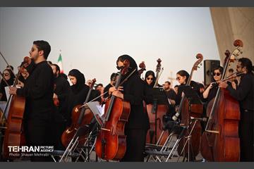 اجرای ارکستر سمفونیک تهران در میدان آزادی 24