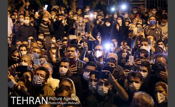 حضور مردم مقابل بیمارستان جم پس از فوت استاد شجریان 3