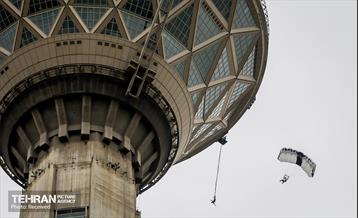 پرش چتربازان به مناسبت روز جمهوری اسلامی 19