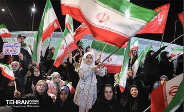 تجمع شب سی‌وچهارم در میدان انقلاب 4