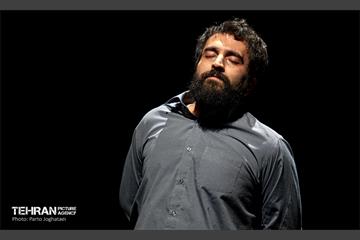 نمایش «تن‌ها» 1