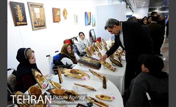 بازدید شهردار تهران از نمایشگاه دستاوردهاى هنرى زنان هنرمند داراى معلولیت 2