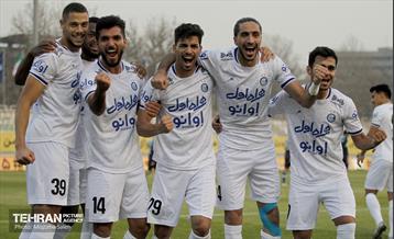 دیدار تیم‌های فوتبال پیکان و استقلال 15