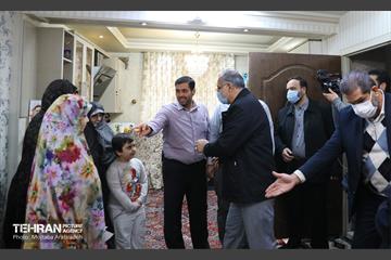 حضور شهردار تهران در منزل خانواده شهید عبدالله باقری 2