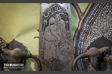 حک آیه ‏ها و احادیث بر تیغه ‏هامتعلق به هنرمندان خطاط است