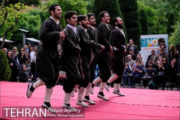 "رقص کردی" در جشن خانه تئاتر 10