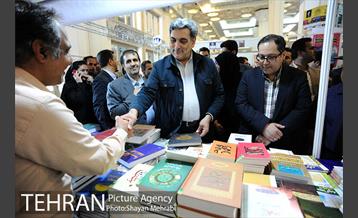 بازدید شهردار تهران از سی و دومین نمایشگاه بین المللی کتاب تهران 31