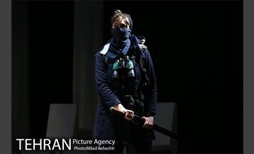 نمایش سفر به بی نهایت دور‎ 19