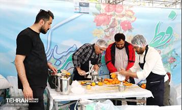 خدمت‌رسانی مواکب منطقه11 به نمازگزاران عید سعید فطر 19