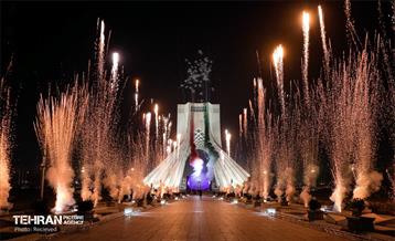 نورافشانی میدان آزادی در حمایت از تیم ملی 19